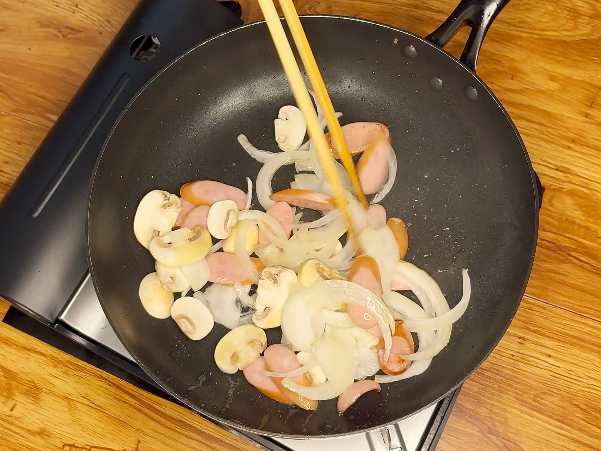 ワンパンで作る極上ナポリタン。しっかり炒めて濃厚もっちり！｜めし