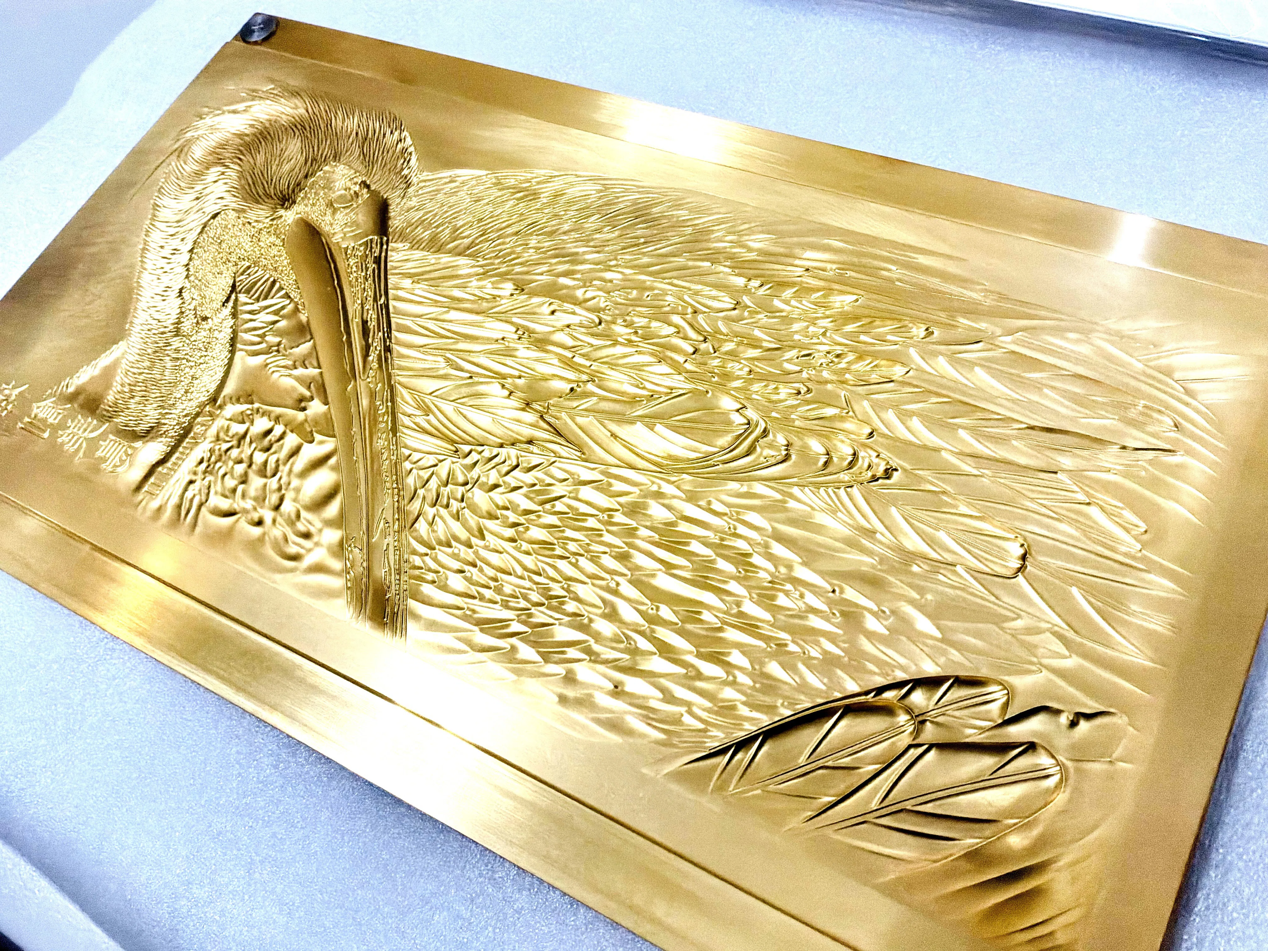 純金？金色.美しい不死鳥みたいなデザインが施された金属製の花瓶835グラム位 立体感のあるエンボス加工の事例｜印刷なしで写真集の表紙を表現【神創