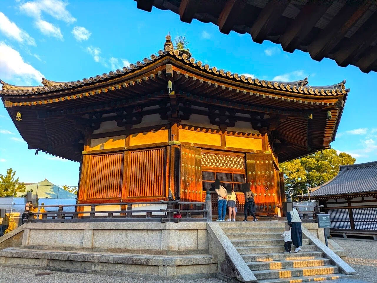 法隆寺「夢殿」、聖徳太子の等身像と伝えられる救世観音の神秘な微笑み