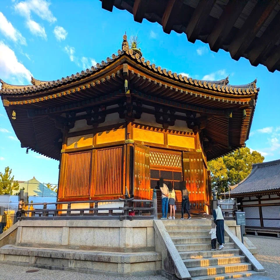 法隆寺「夢殿」、聖徳太子の等身像と伝えられる救世観音の神秘な微笑み 