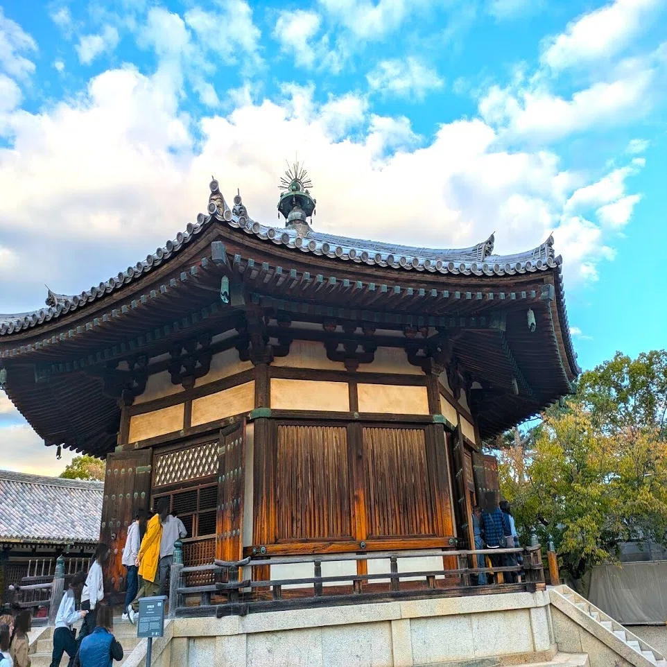 法隆寺「夢殿」、聖徳太子の等身像と伝えられる救世観音の神秘な微笑み 