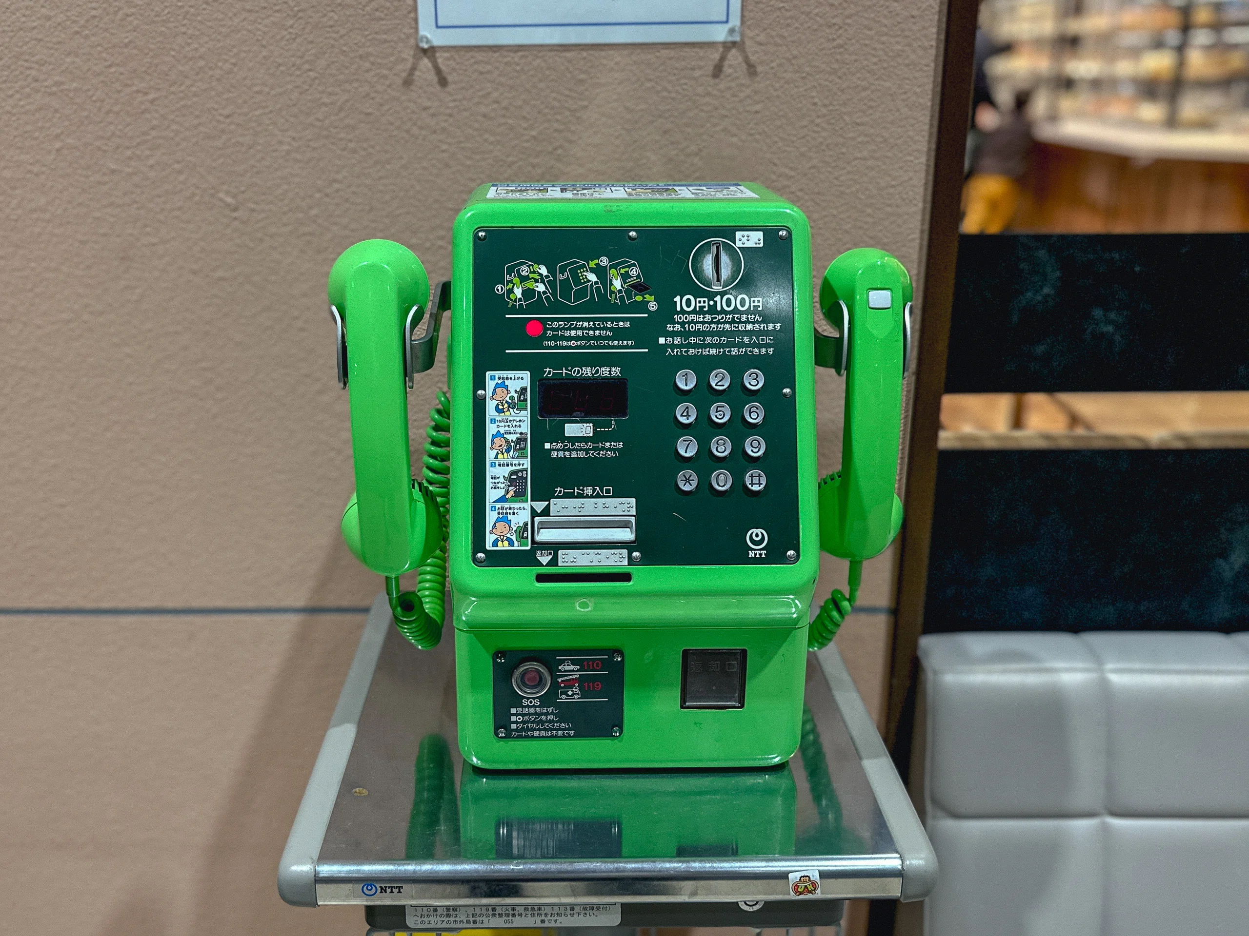 日本に9台しかない、受話器が2つある公衆電話を8年かけて全部見てき