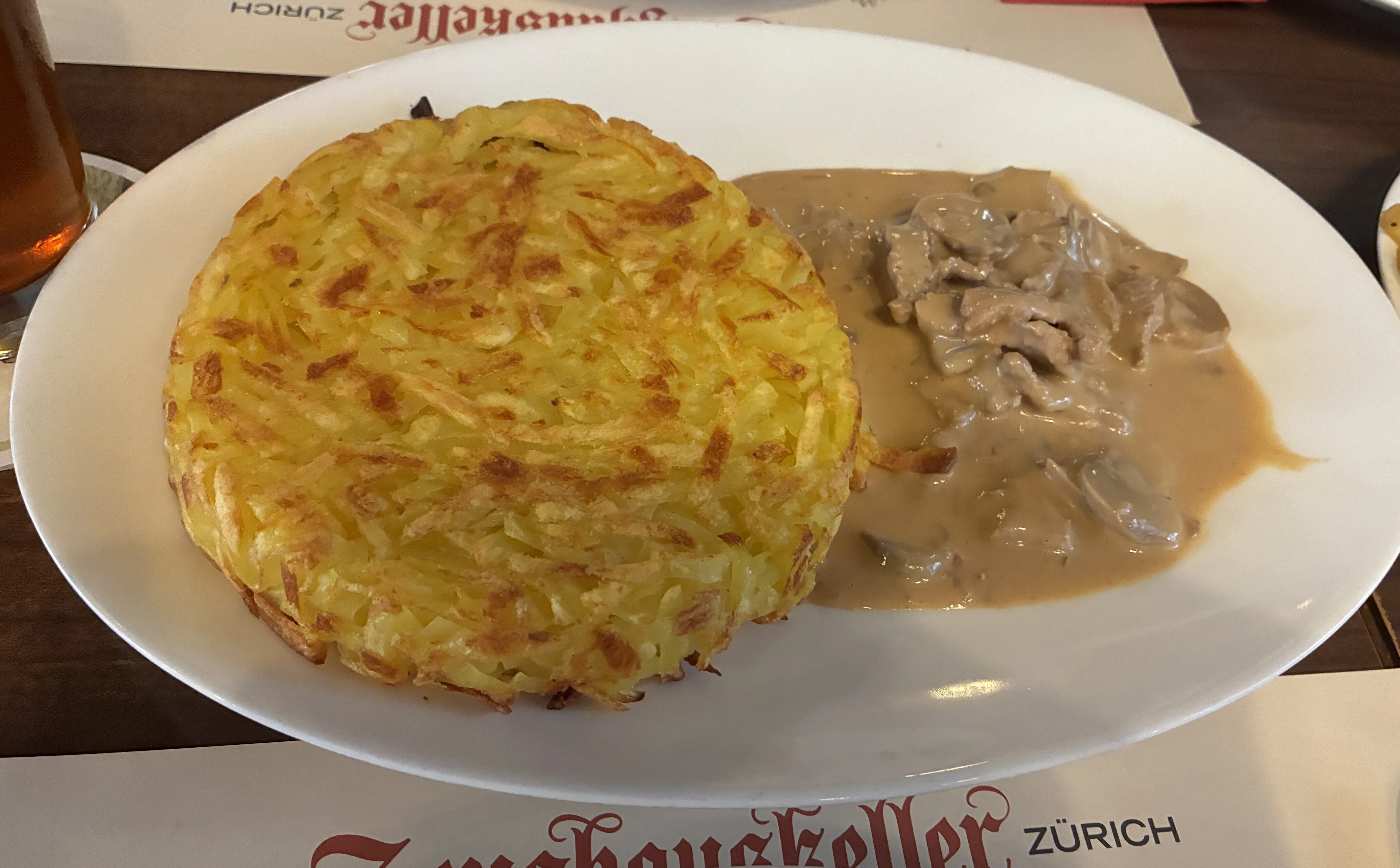 チューリッヒ名物を食べ尽くす！ | 街歩きとギャートルズ級の肉ランチ