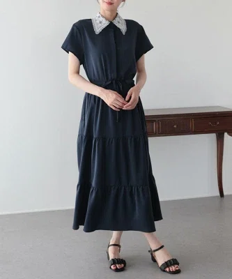 レース襟ティアードワンピース。ブルーのロング丈ワンピースに大きめの刺繍レース襟とウエストリボンを合わせた上品な夏の一枚。