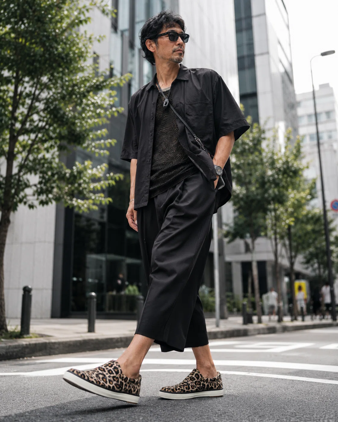 40代の柄もの、足元から始めよう。アニマル柄・派手柄に“無地で受けて