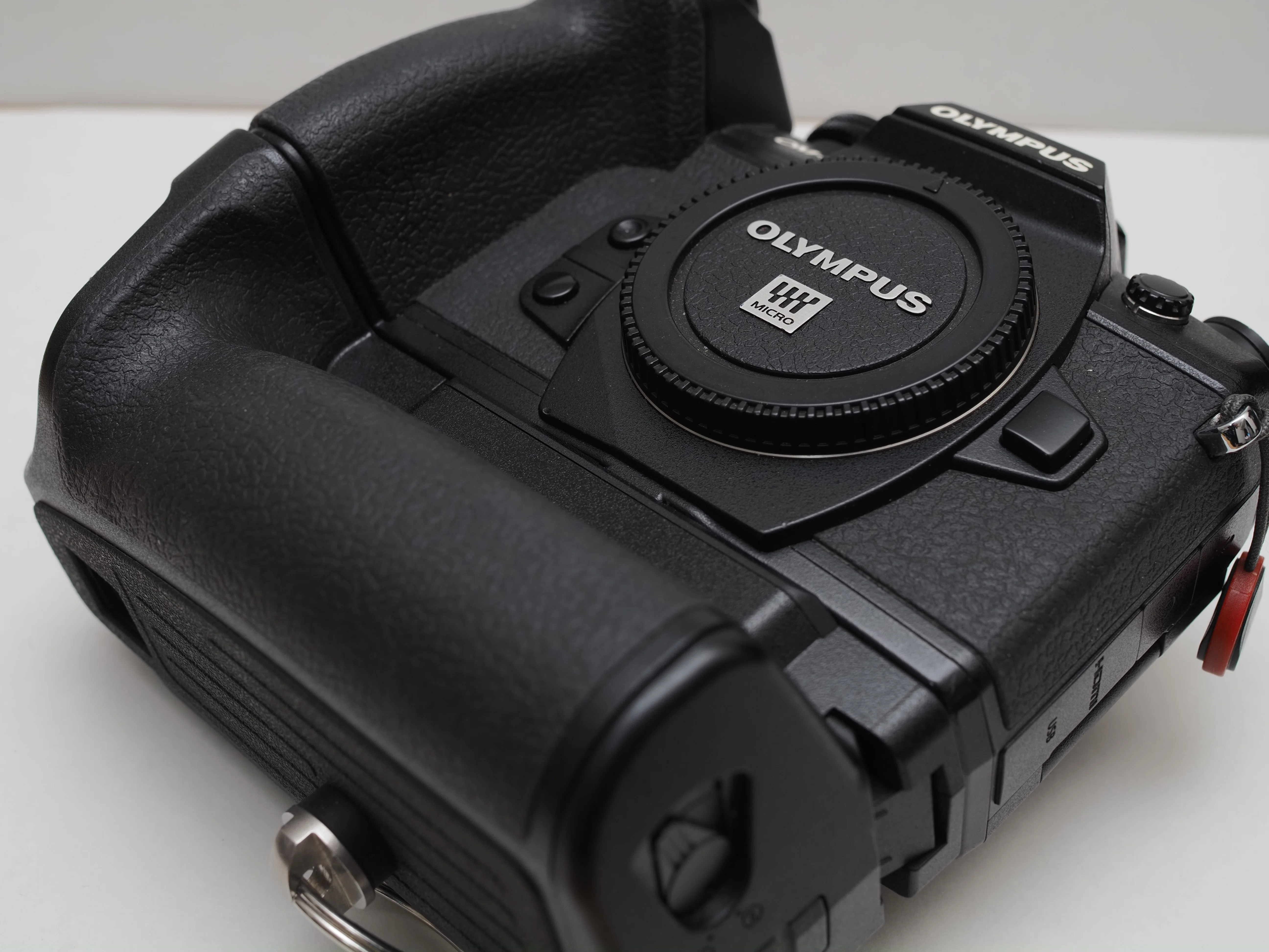 レンズレビュー】換算40mmの魔法。OM SYSTEM 20mm F1.4 PROが私の日常