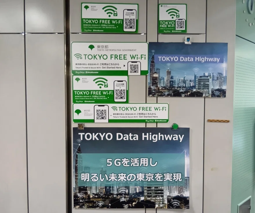 画像４　職場に貼られているTOKYO　FREE　Wi-Fiステッカー