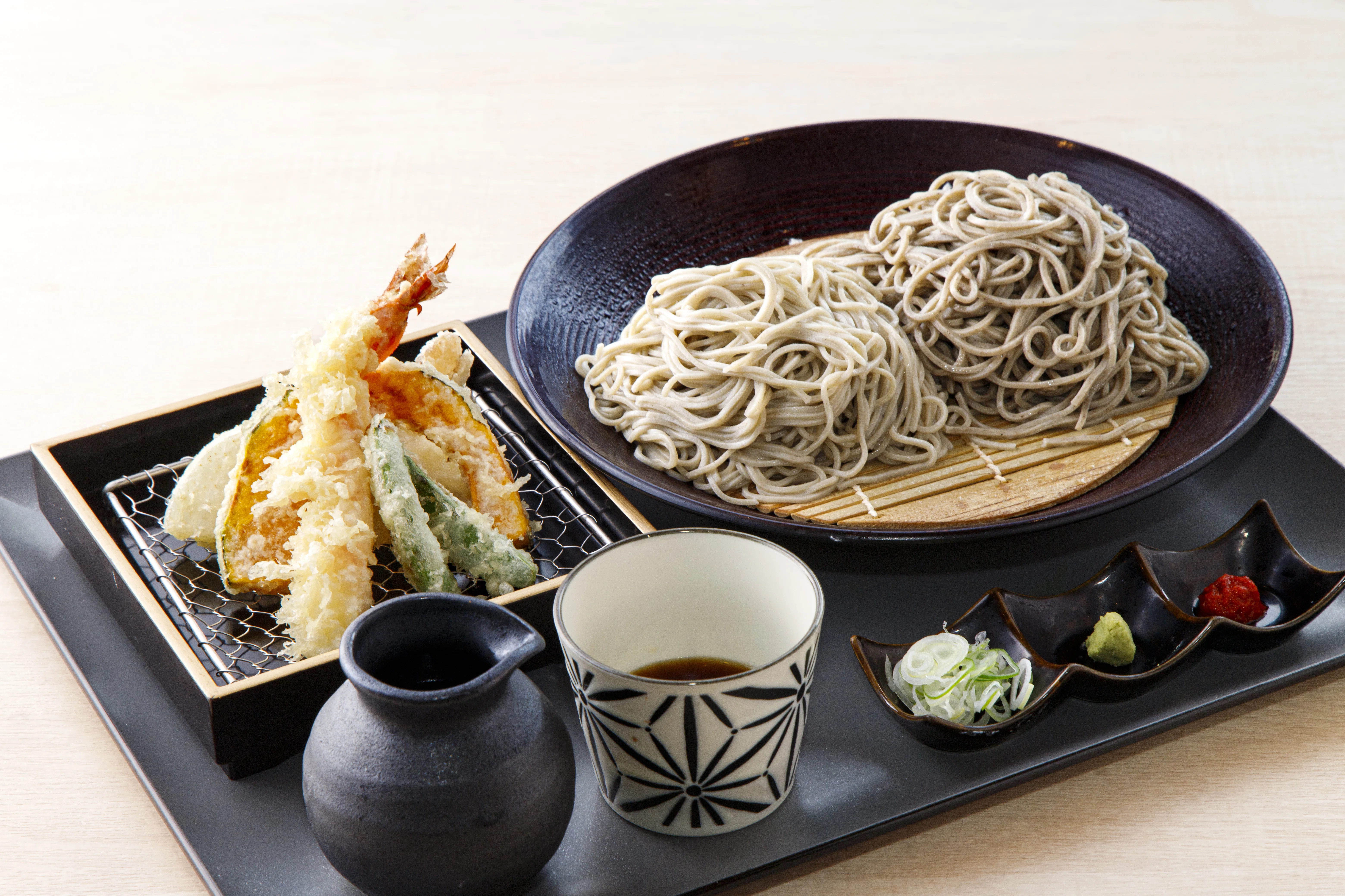 十割蕎麦を3玉まで同一の価格で供するお値打ち感で週末は500人の大