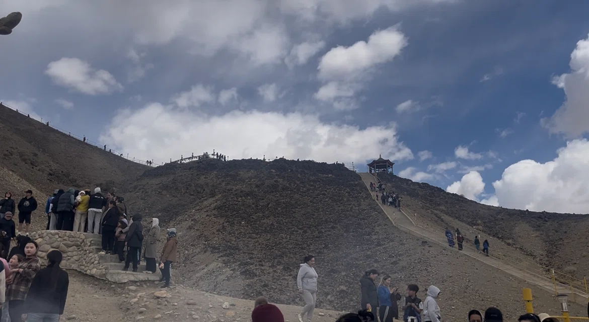 黒い山 山 モンゴル サインシャンド エネルギー パワースポット 信仰 聖地 聖地巡礼 信仰心 登る