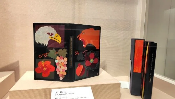 仙台文学館のティニ・ミウラ「美しい本」展で、アートとしての本を見る