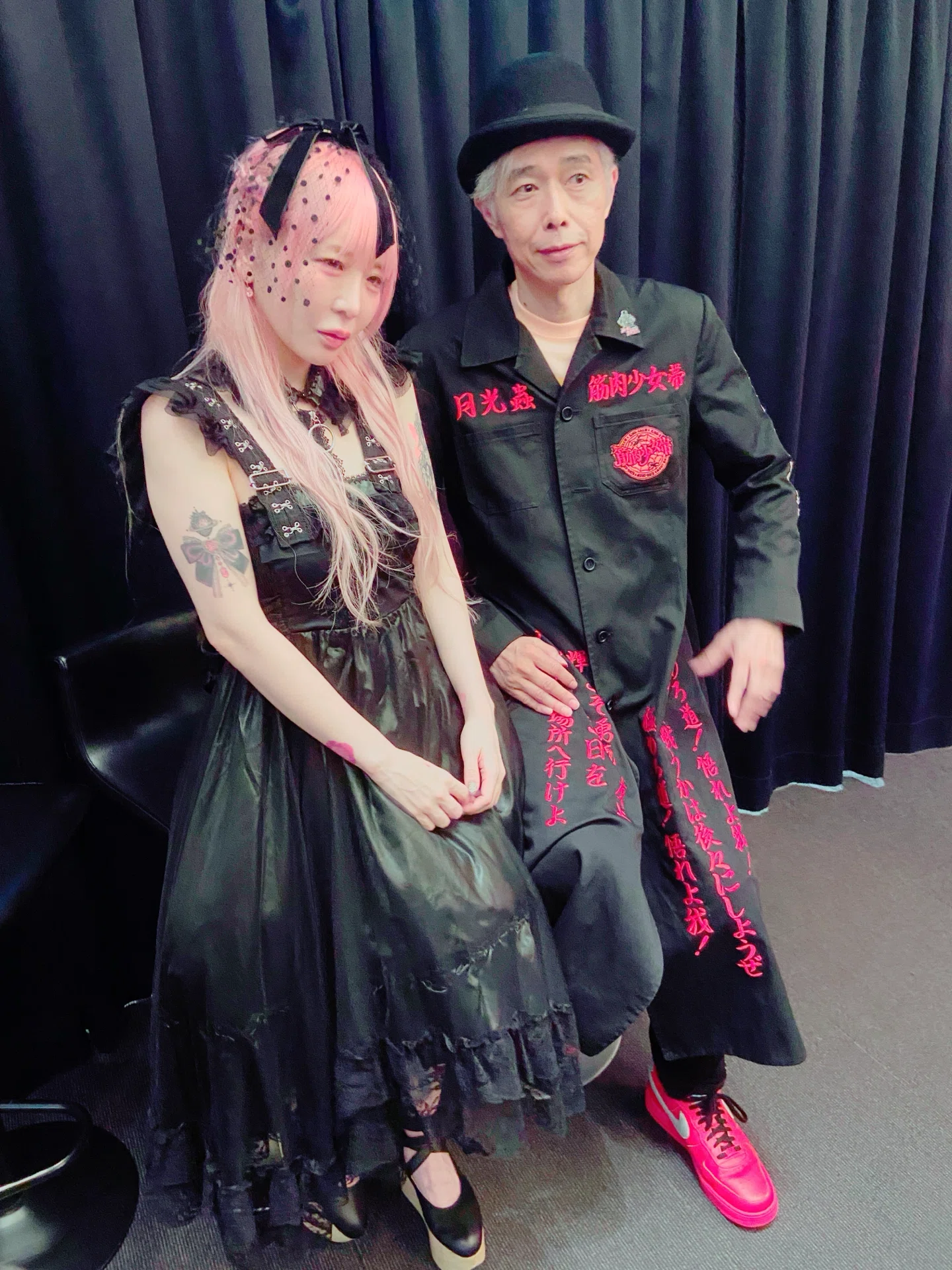 大森靖子さんとの囲み特典会も大盛況。18日は筋肉打首シンデレラ