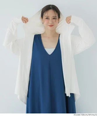 白Tシャツに羽織りやすい、バックギャザー入りの薄手UVカットパーカー。腰まわりを自然にカバーし、日差しや冷房対策にも使いやすい一枚
