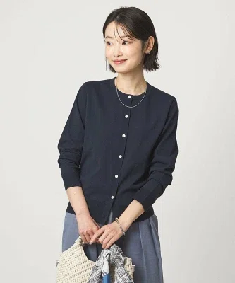 落ち感のあるワイドパンツに合わせやすい、薄手のクルーネックカーディガン。冷房対策や肩まわりのカバーにも使いやすく、春夏のきれいめカジュアルに向く一枚