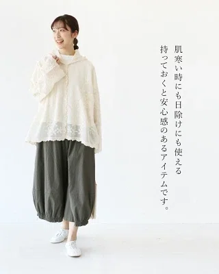 花刺繍の入ったホワイト系の薄手フーディーシャツを使った普段着コーデ。日除けや冷房対策に使いやすく、ゆったりしたシルエットで体のラインを拾いにくい春夏向けの軽い羽織り