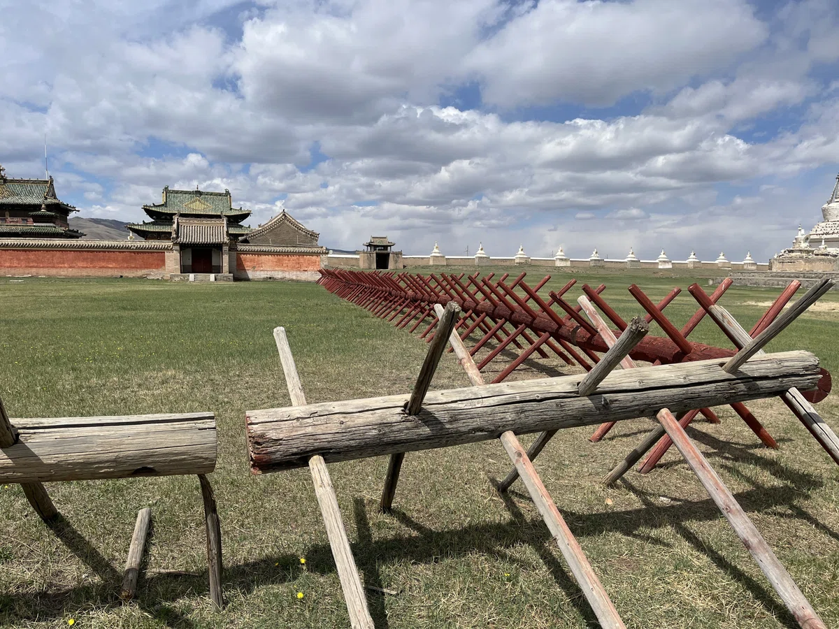 仏舎利 仏塔 カラコルム ハラホリン エルデネゾー モンゴル エルデネゾー寺院 世界遺産 チベット仏教 仏教 モンゴル帝国 空