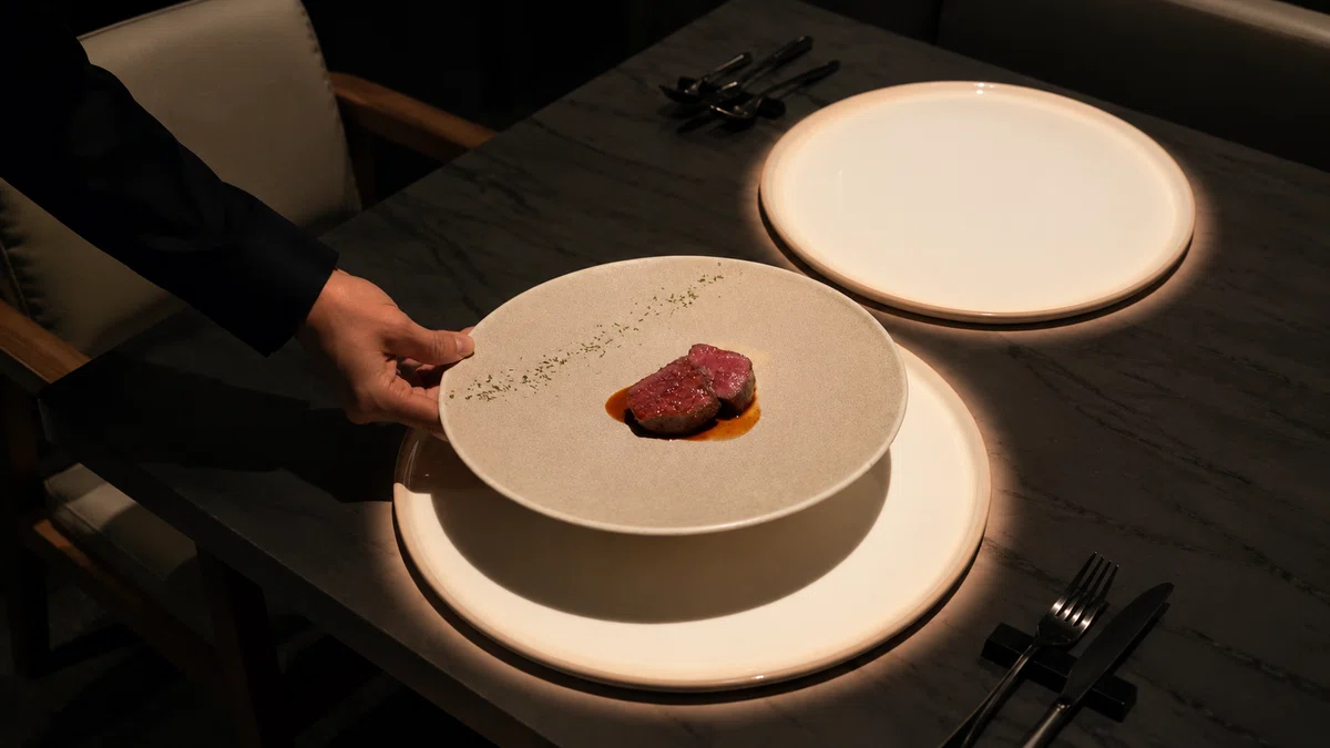 飲食店にプロジェクションマッピングを導入す焼肉割烹ノ音が監修したWhitely小人シェフの料理とテーブル映像演出 会社概要の画像イメージ