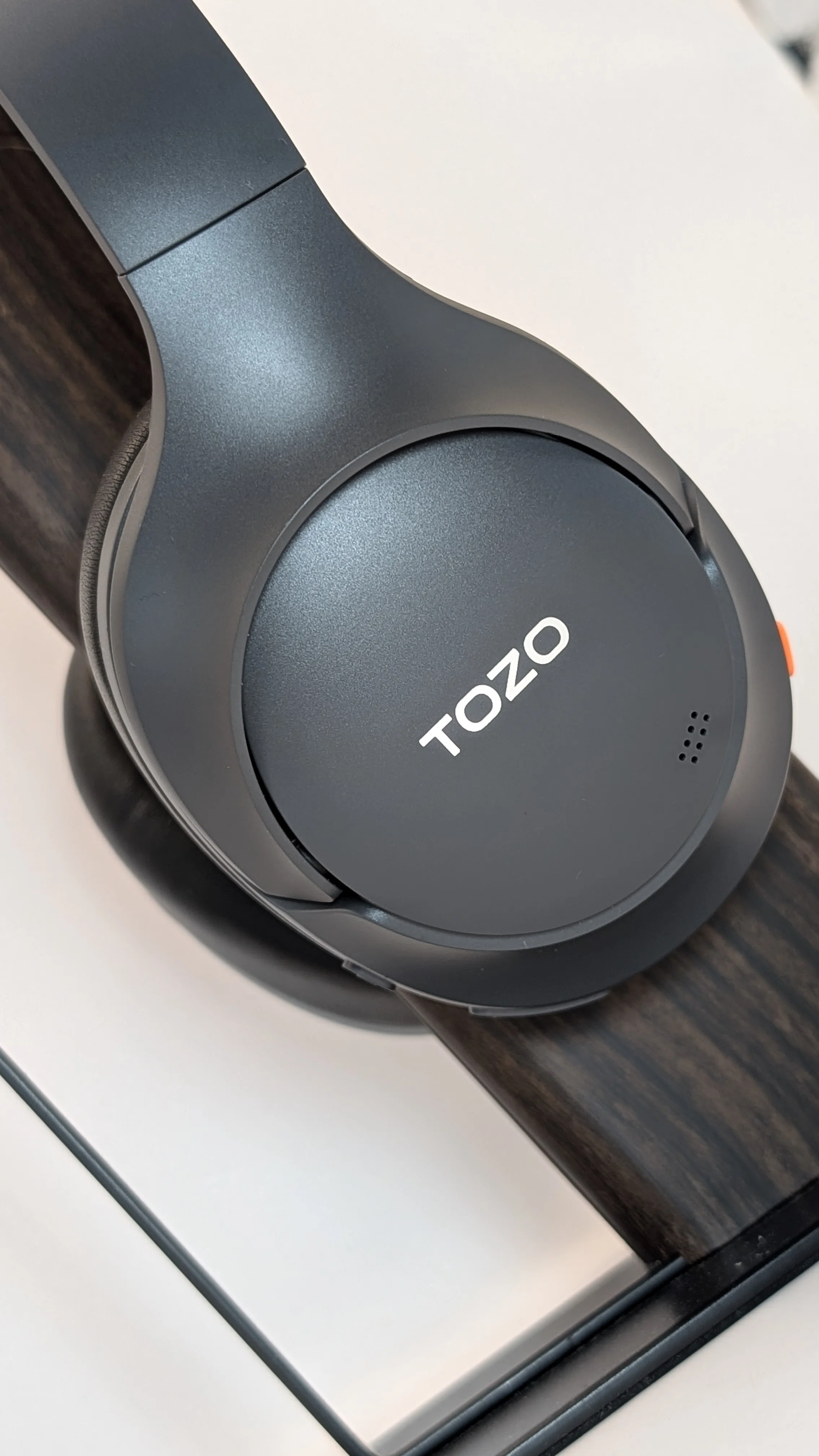 ワイヤレスオーバーイヤーヘッドフォン グレー TOZO HT3 レビュー 「ライブ会場っぽい響き」がクセになる。1万円以下
