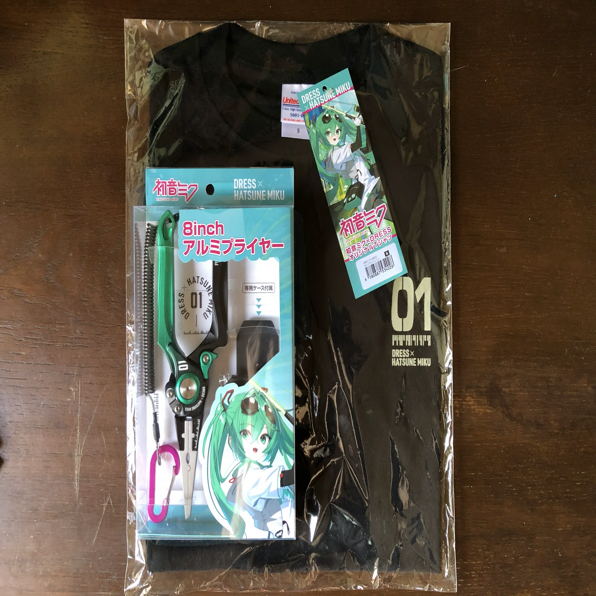 DRESS×初音ミク コラボ 8inch アルミプライヤーとTシャツ｜萩原朋海