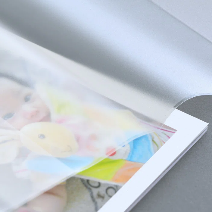 TOLOT特製ブックカバーの素材はポリ塩化ビニール（PVC）です。しっかりとした厚みがあり、耐久性、耐水性、耐油性に優れています。