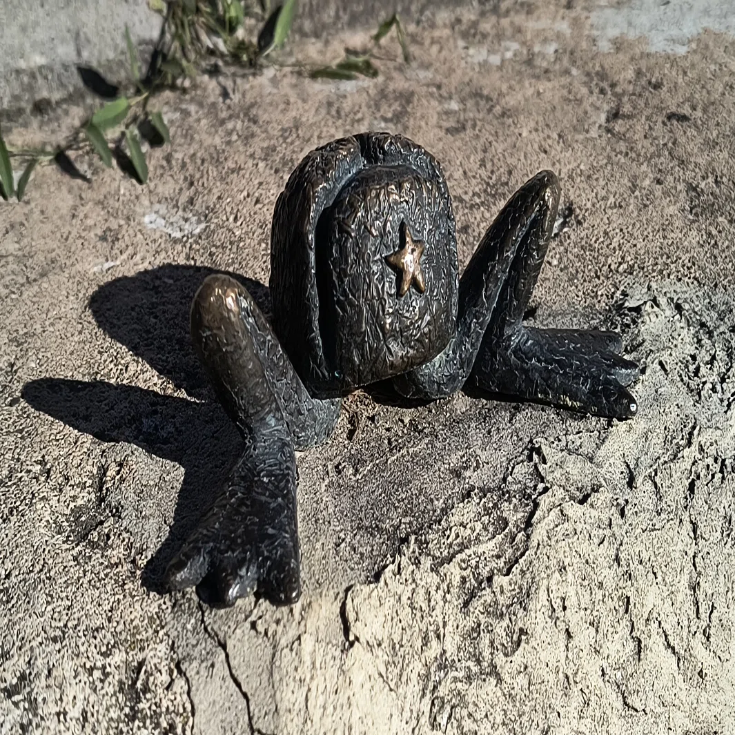 ハンガリー・ブダペストで小さな彫像を探す⑥ドナウ川の堤防のカエル