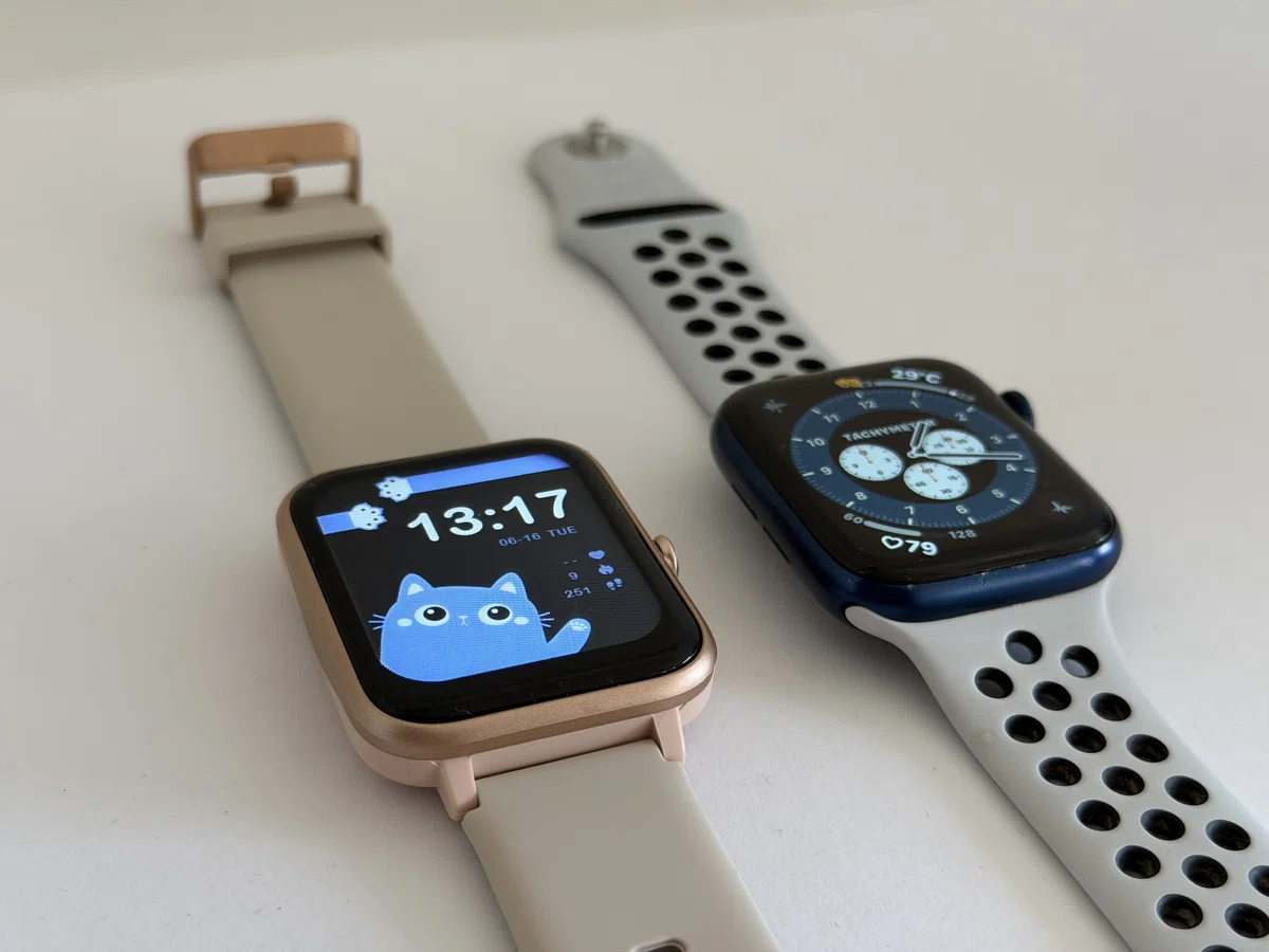 GRV FC1スマートウォッチとAppleWatchを並べて、斜め下から撮影