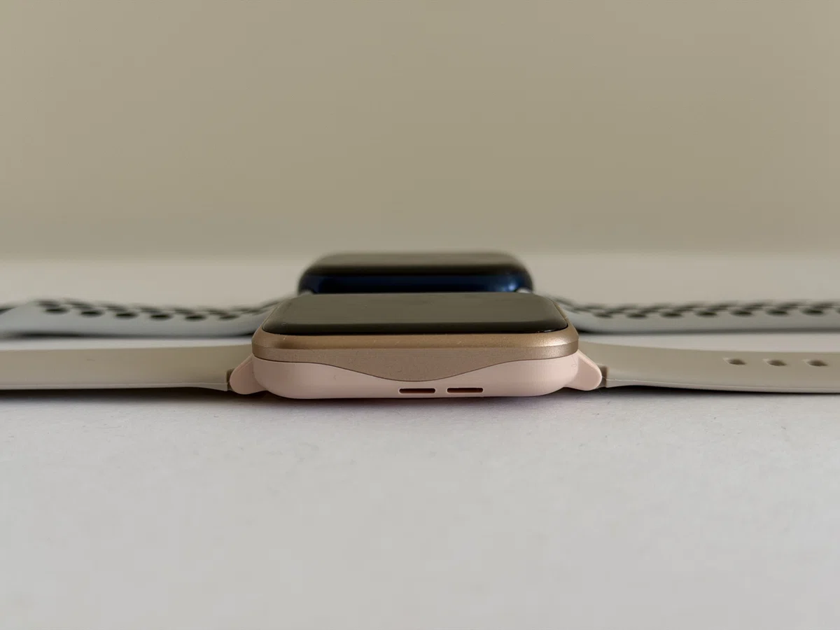 GRV FC1スマートウォッチとAppleWatchを並べて、横から撮影。厚みの比較ができる。