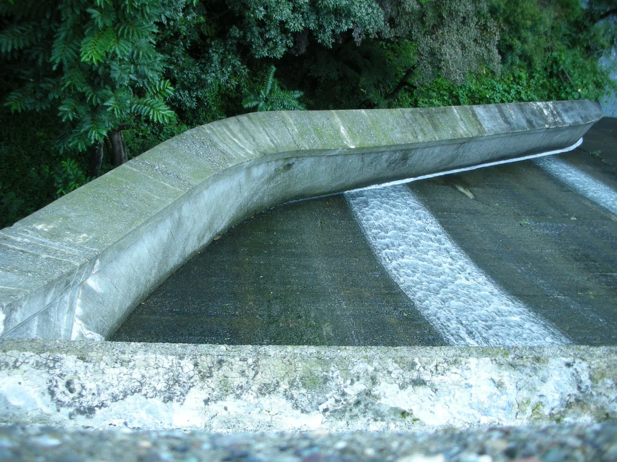 埼玉県 間瀬ダム 導流壁