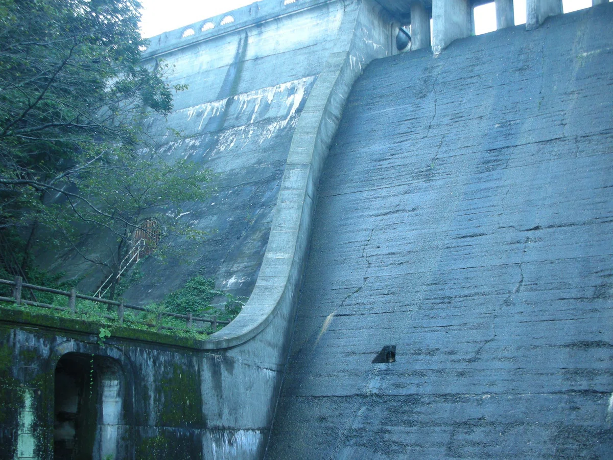 埼玉県 間瀬ダム 導流壁 曲線形状