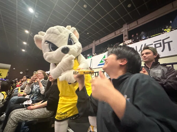 めがねブルーさん専用トースト3個ピザ2個 Bリーグ観戦の楽しみがまたひとつ。会場限定のピザーラピザを食べて