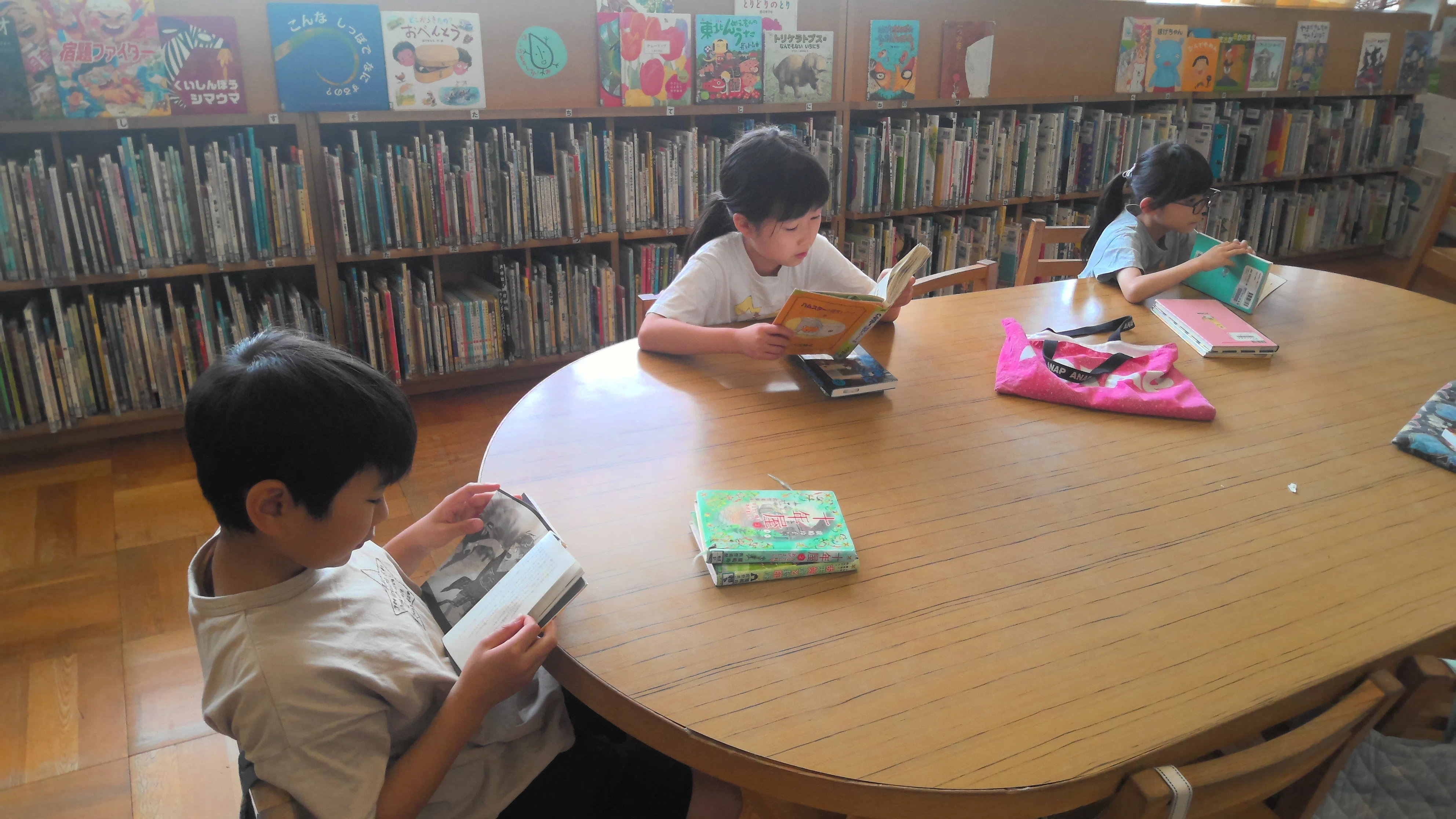 6.17 学校の様子（4年図書、6年道徳）｜箕面市立中小学校
