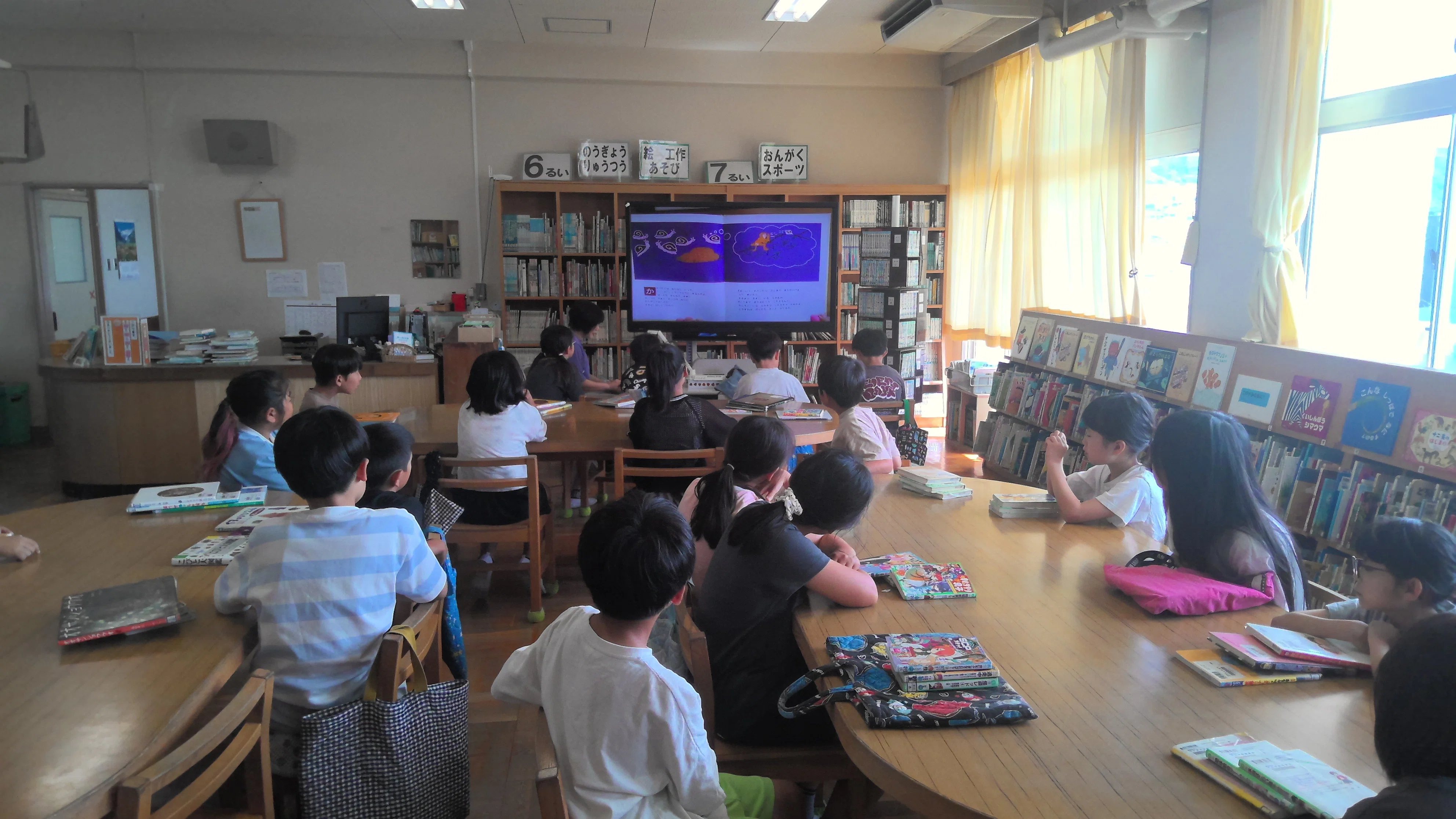 6.17 学校の様子（4年図書、6年道徳）｜箕面市立中小学校