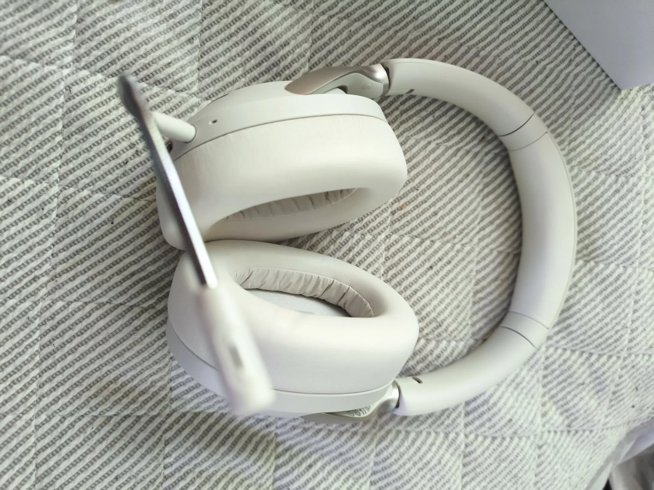 HAYLOU S40ワイヤレスヘッドホンレビュー。1万円以下で手に入る高