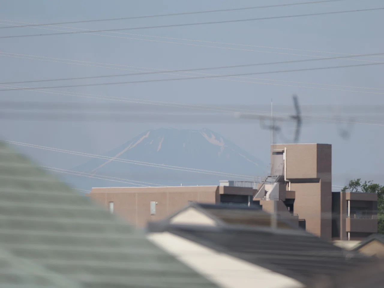 富士山イメージの4面ランプ 久しぶりの屋上からの富士山｜こんとん