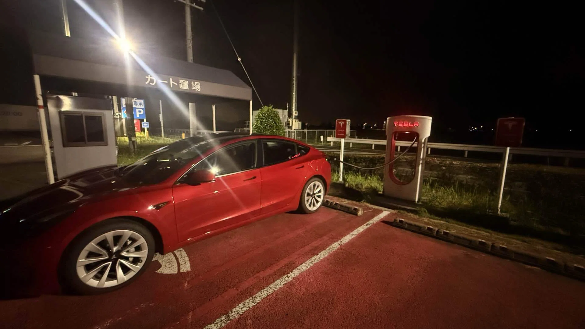 テスラで深夜の大阪行き、充電残量27%で見えた「慣れ」の正体｜思考