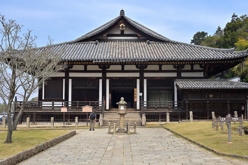 秀麗な姿の東大寺三月堂（天平時代）で不空羂索観音を拝み現れたのは