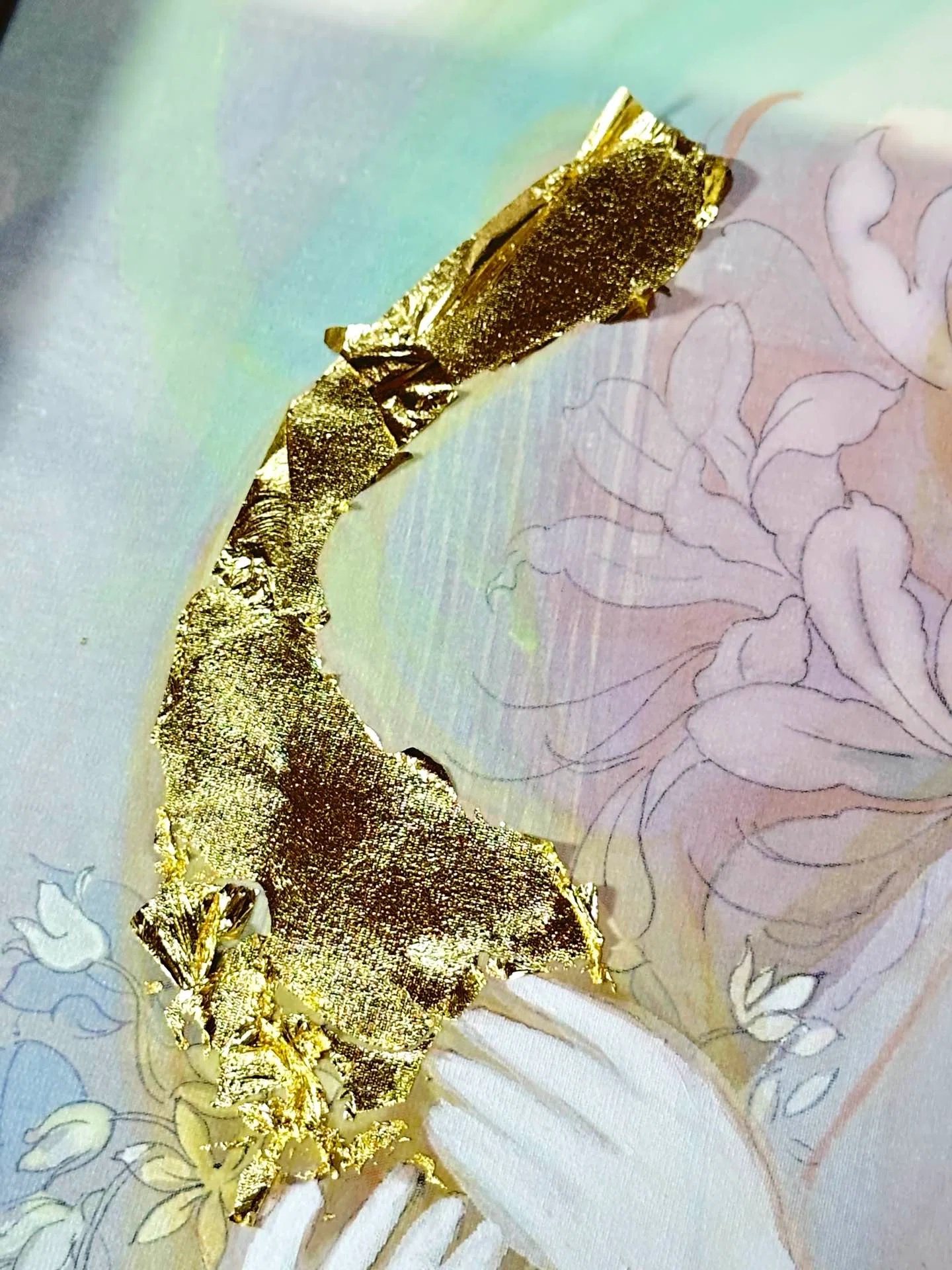 抽象的な手の絵画 鉛筆と金箔 幻想日本画の手しごと｜⑥金箔を貼る ― 光を宿す｜nakaitomoko