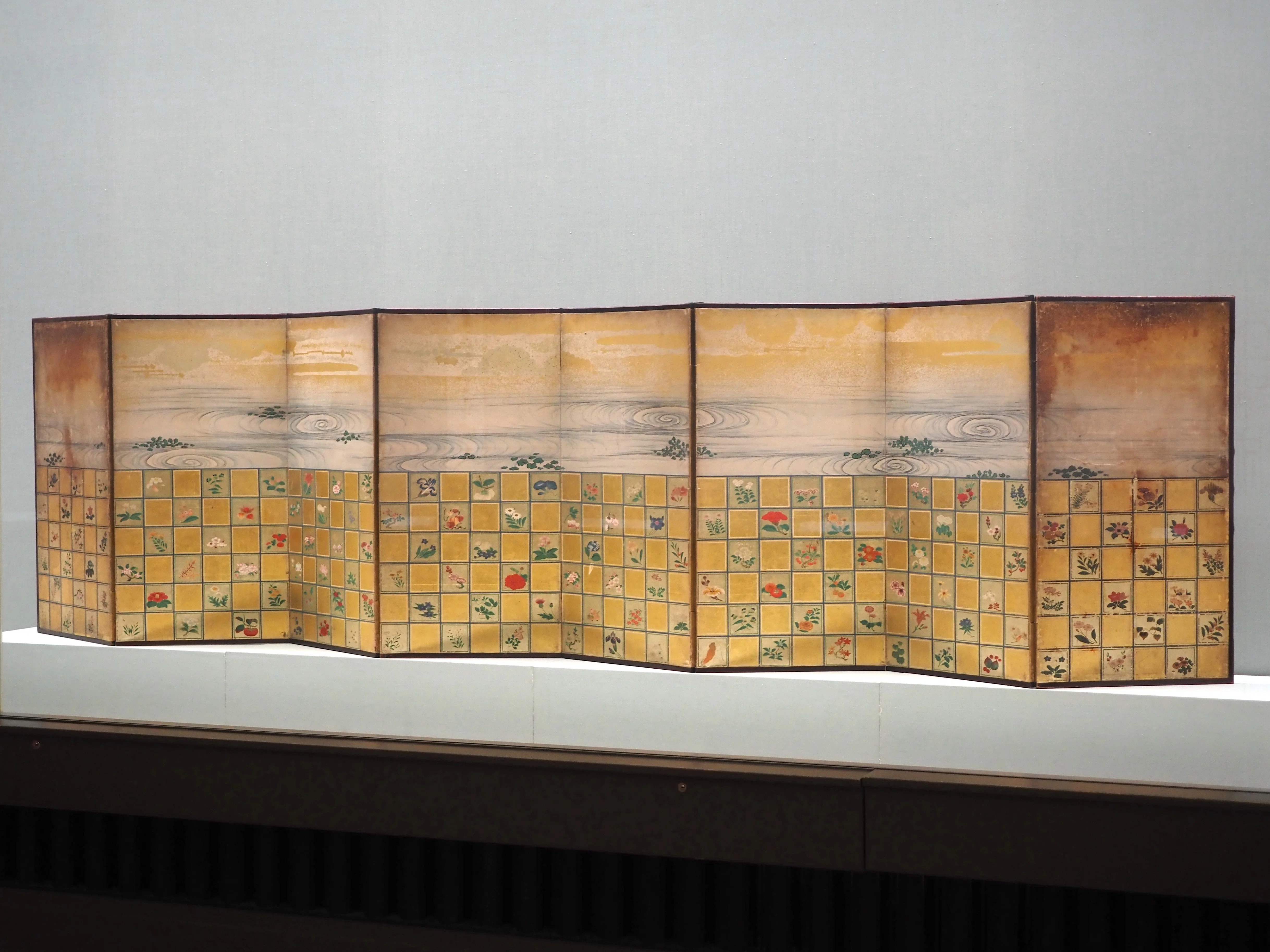 狩野山雪の《流水花卉図屏風》 実は両面仕様（リバーシブル）だった