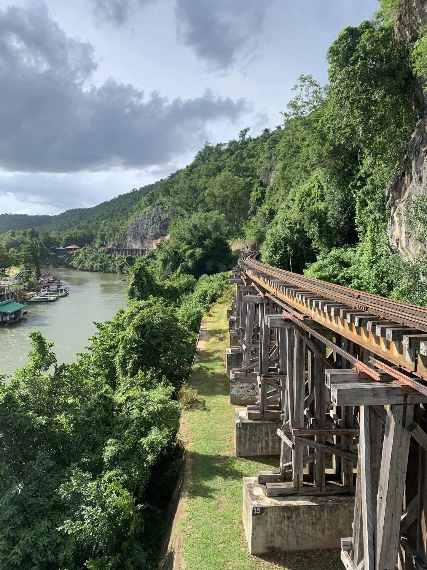 ルポ 死の鉄道―タイに残された戦争遺跡・泰緬鉄道を歩く｜小山美砂