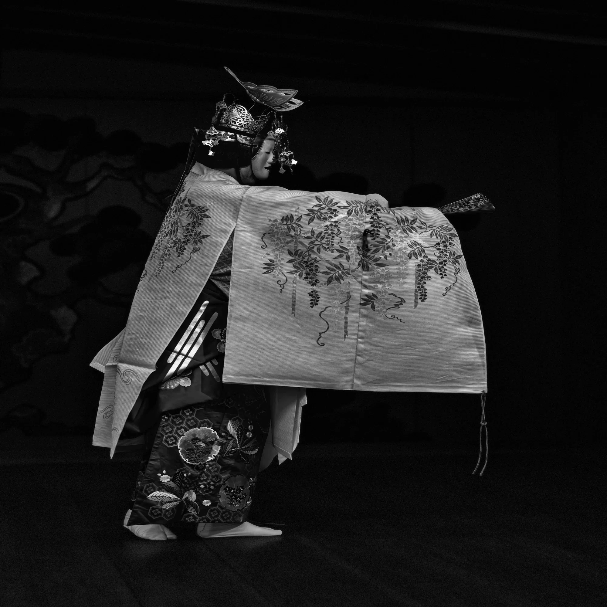 水平の腕が切り裂く闇。能『胡蝶』、ノイズの中に立ち現れる異界の美 