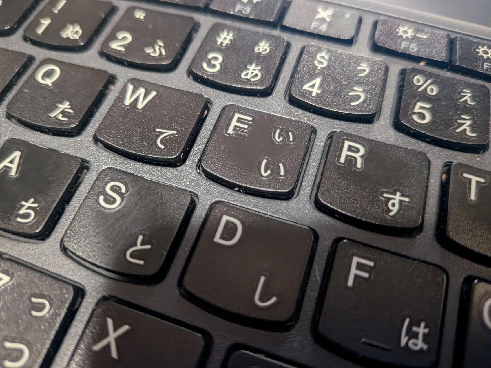 文字が消えかかったノーパソのキーボードを500円で修理してみた｜と