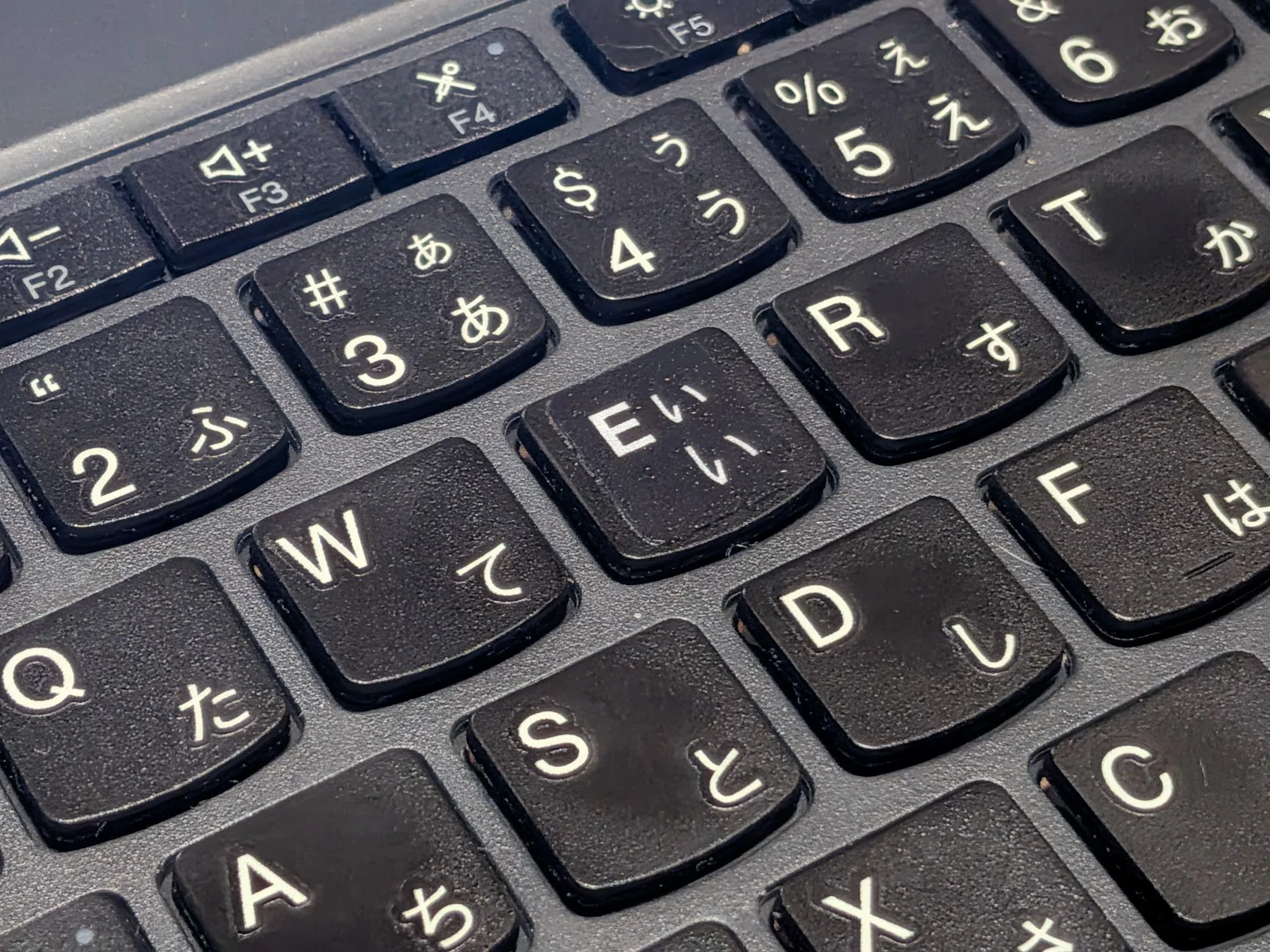 文字が消えかかったノーパソのキーボードを500円で修理してみた｜と