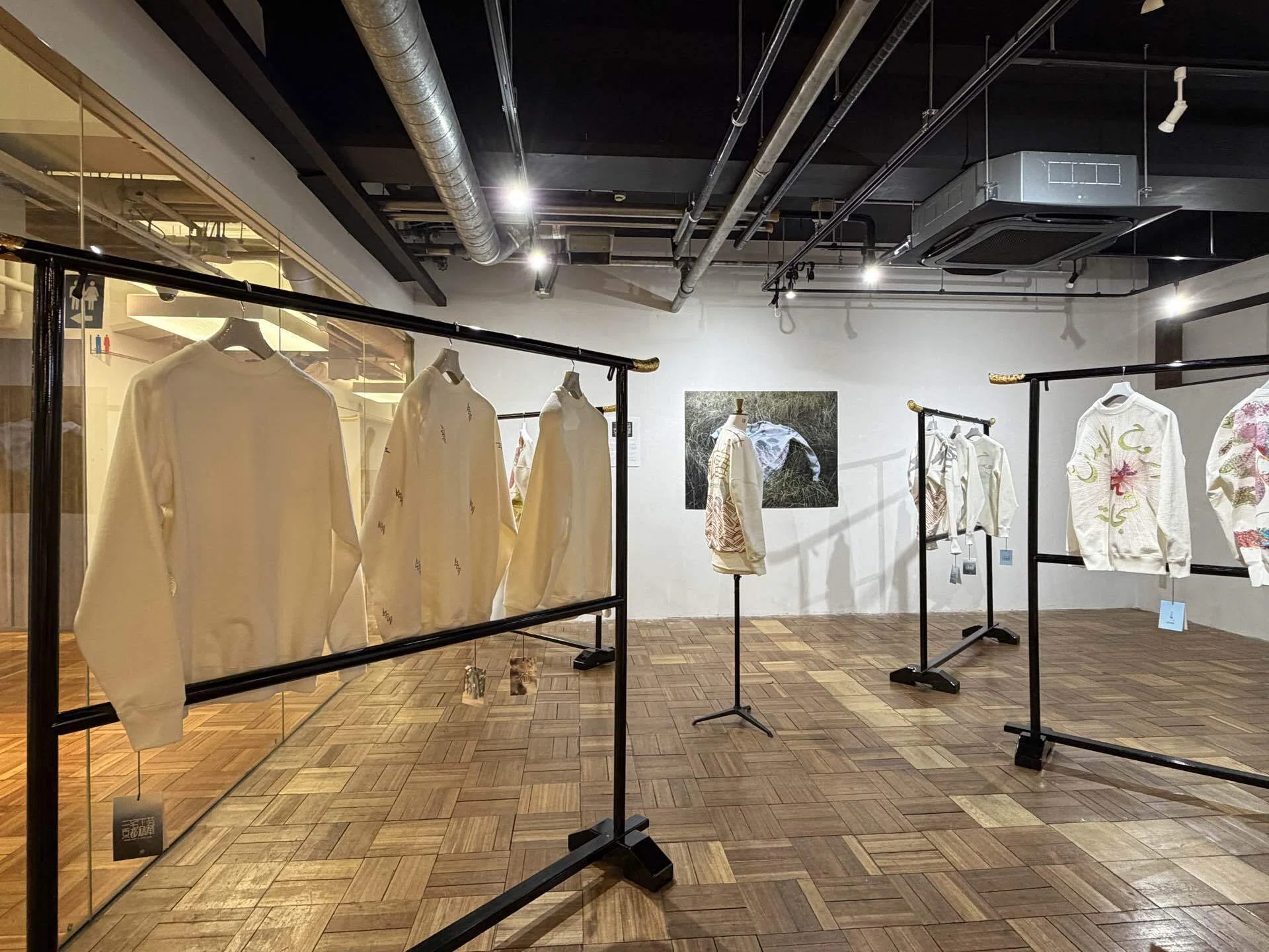 伝統の技が、スウェットの背中に。「三宅工芸 × 京都精華展」｜京都