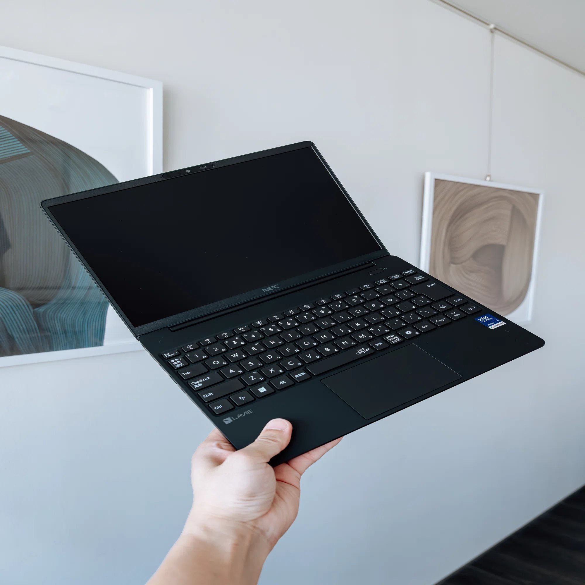 実機レビュー】毎日PCを持ち歩き、「移動中の数秒」すら惜しいモバイル 