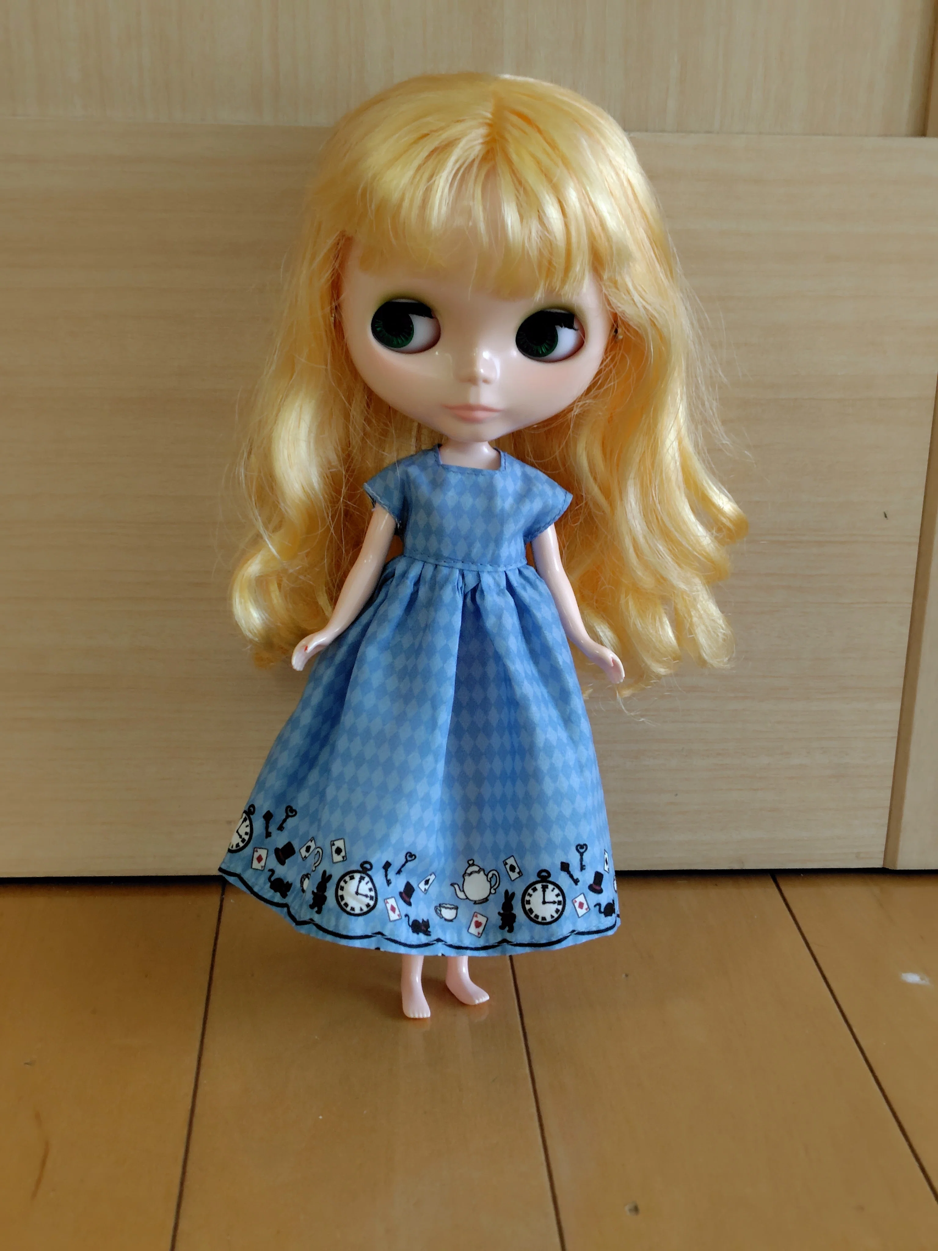 雨色の日々　スクエア襟のたっぷりフリル　リカちゃん　ブライス ブライスとリカちゃんの共有ワンピ アリス柄｜おりがみ