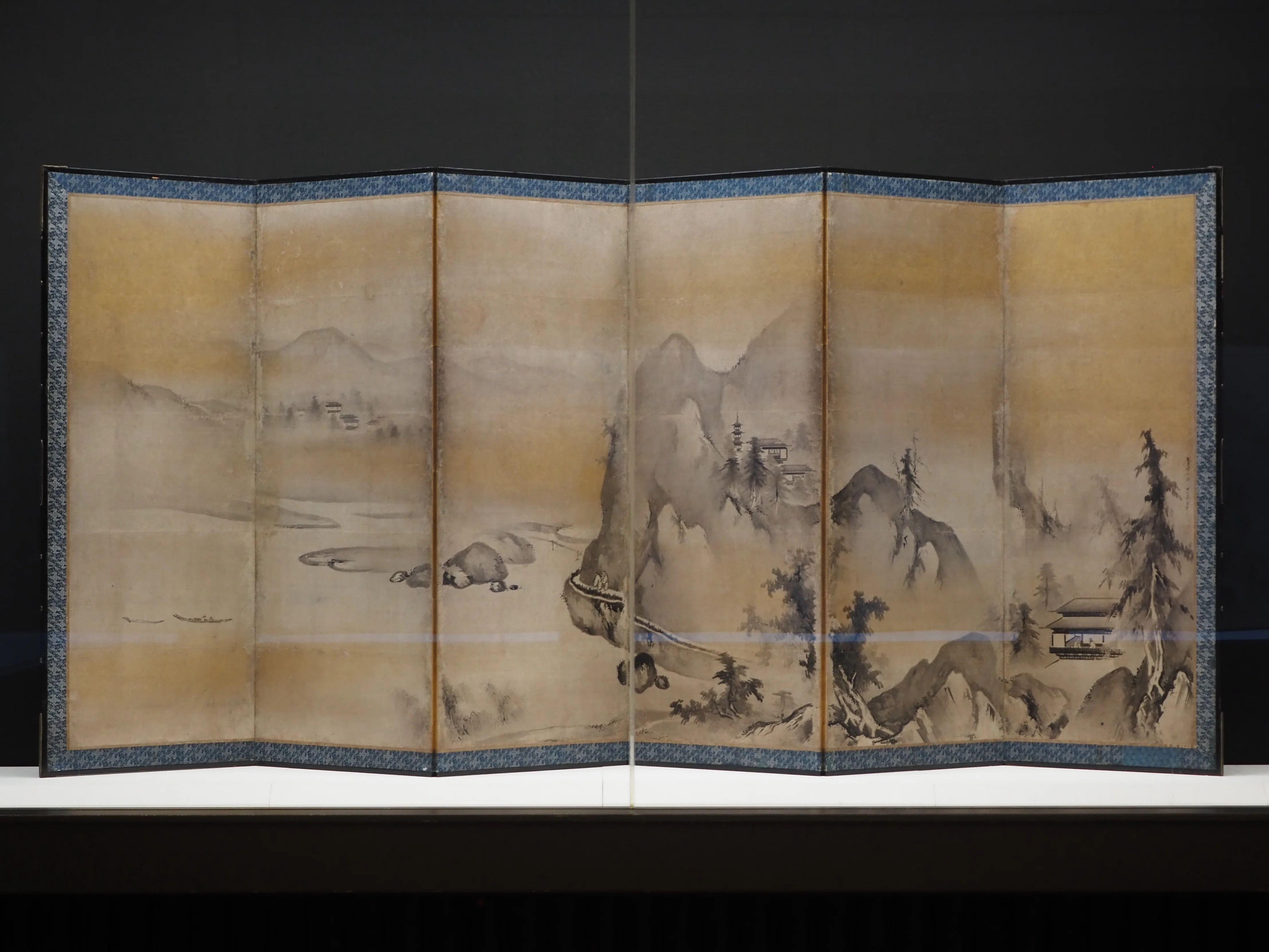 狩野山雪の《流水花卉図屏風》 実は両面仕様（リバーシブル）だった