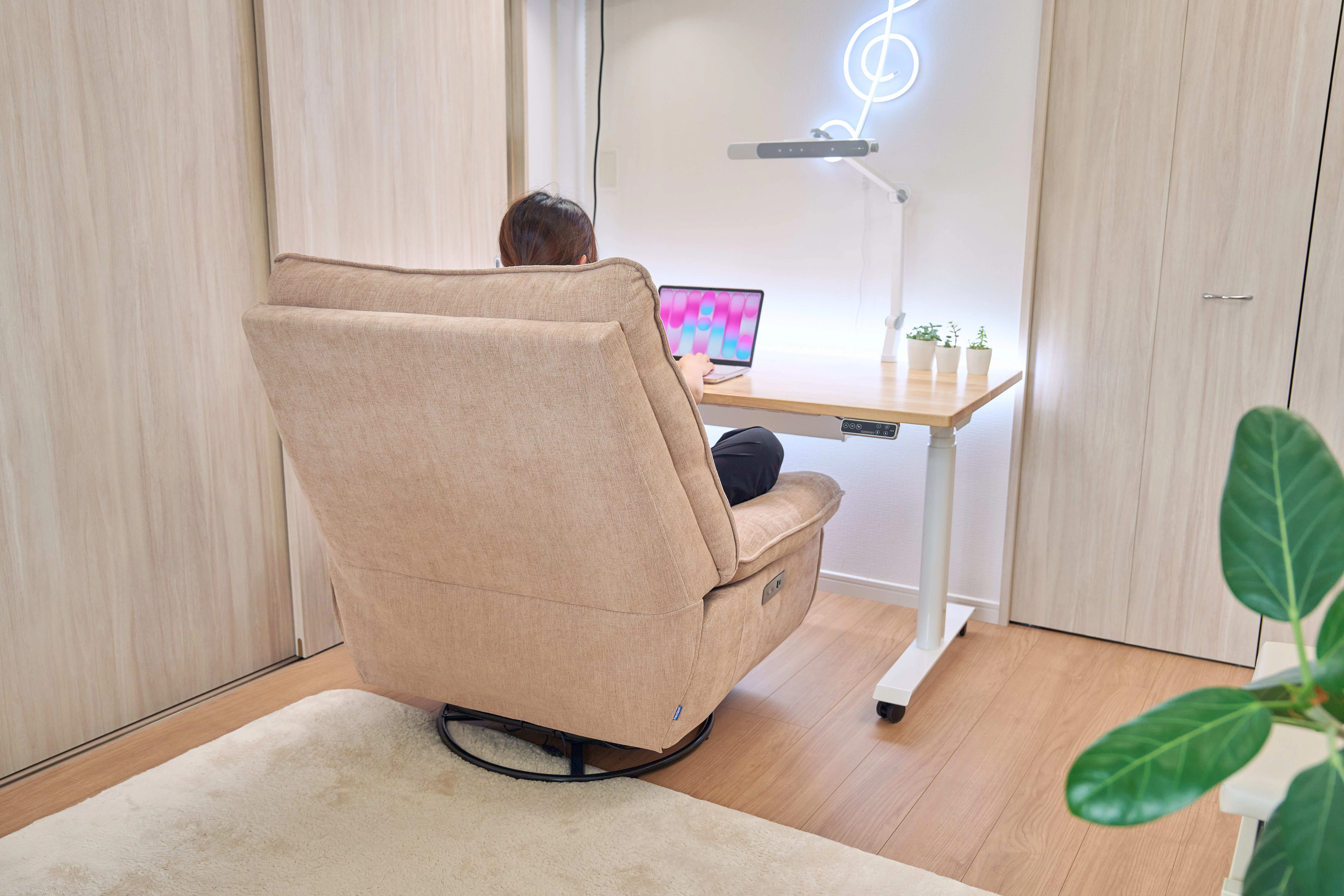 1人掛けのつもりが家族の取り合いに｜Flexispot Lotus Proが想像以上に