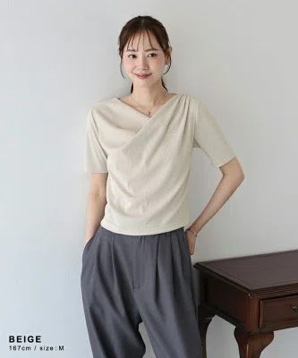 着痩せを意識したドレープネックのリブカットソー。半袖で二の腕カバーもしやすく、30代のきれいめカジュアルに合わせやすいトップス。