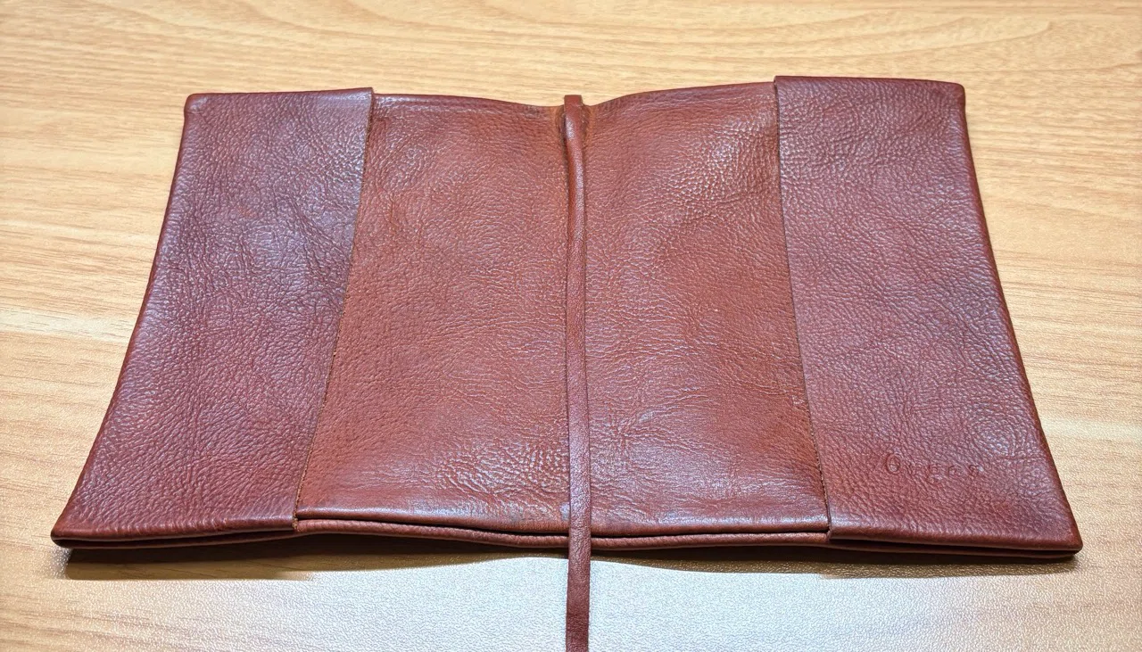 レザーブックカバー沼の果てに辿り着いた答え——UNROOFの「あらゆる厚み 