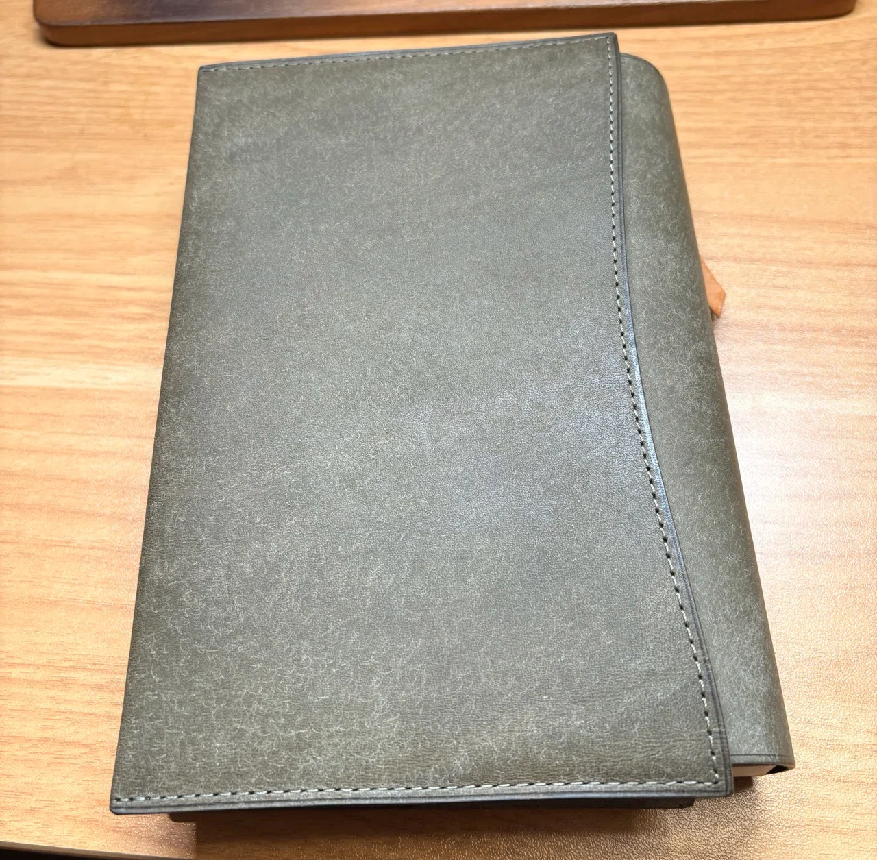 レザーブックカバー沼の果てに辿り着いた答え——UNROOFの「あらゆる厚み 