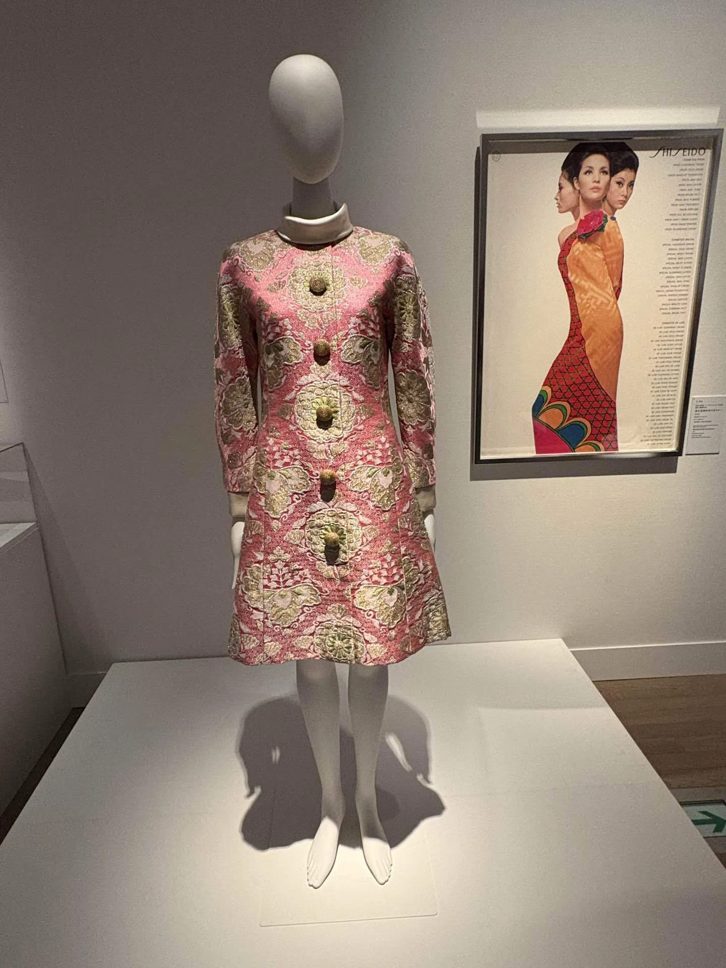 久月　市松人形 【限定品　森英恵　デザイン　胡蝶の舞い 】 世界へ羽ばたいた「蝶」の軌跡――生誕100年 森英恵 ヴァイタル・タイプ